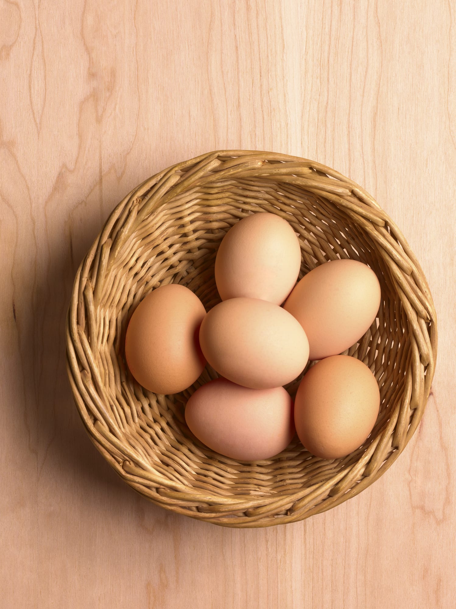 ¿Los huevos van en el refrigerador o no?