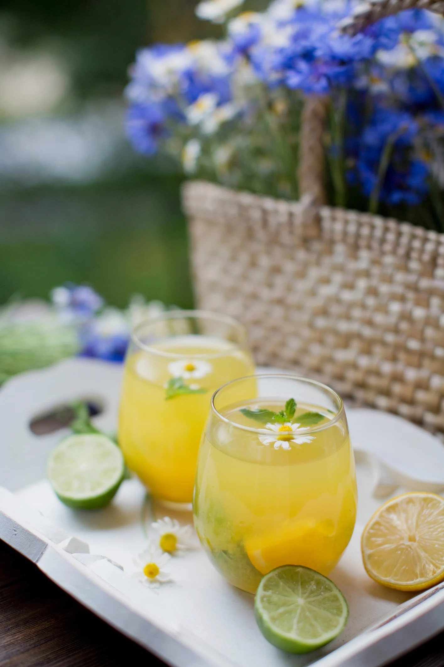 Easy White Sangria: the refreshing drink recipe made with white wine