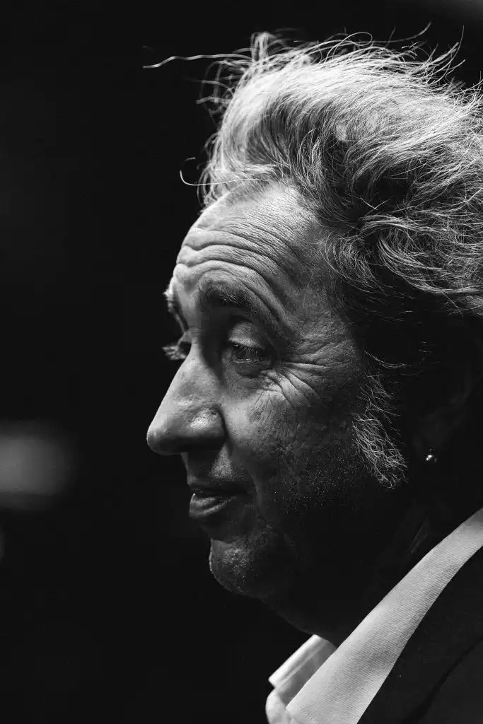 Code e sale piene: la mano di Dio di Sorrentino riporta gli spettatori al cinema, però non si può dire