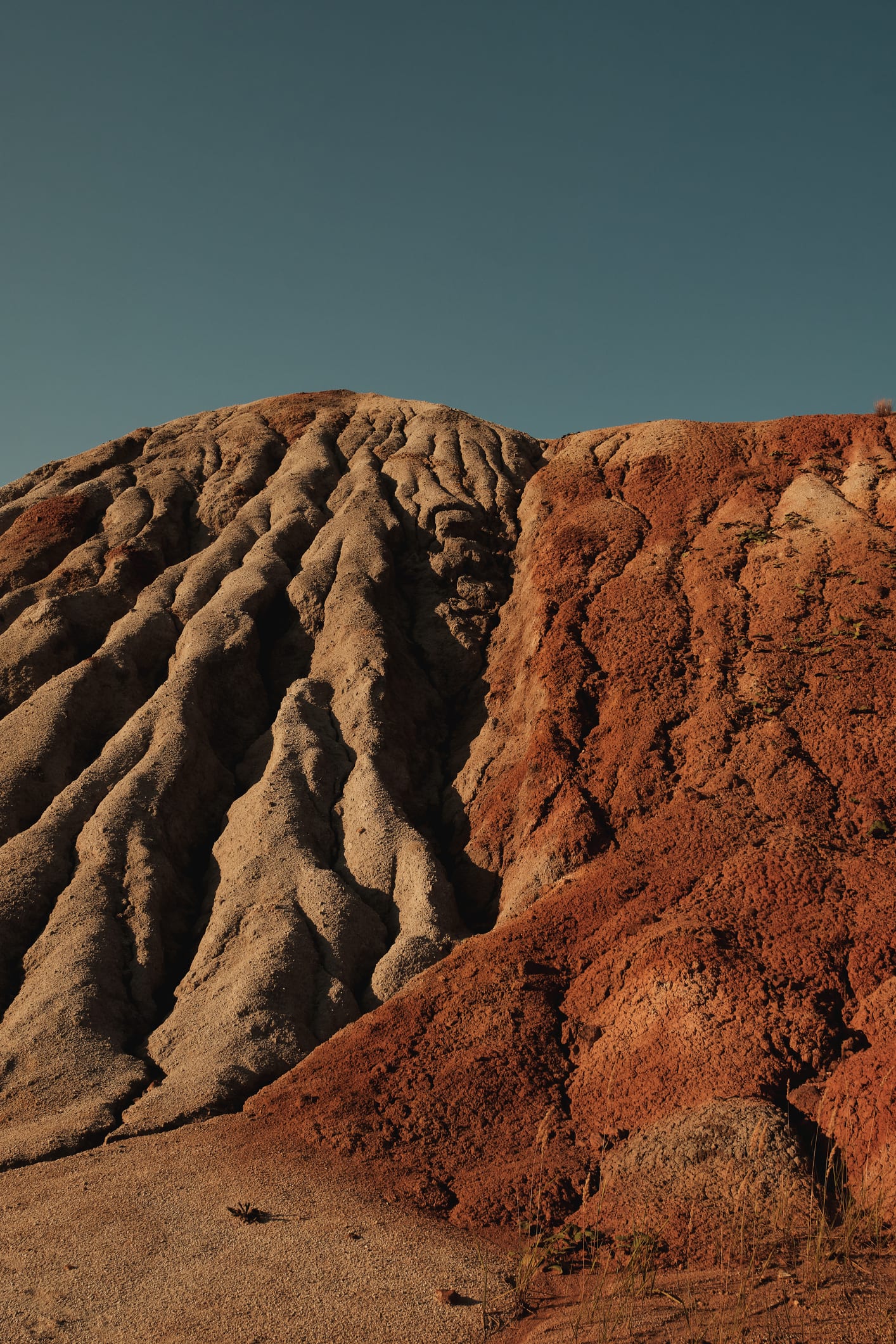باحثون يكشفون عن خطة لتحويل هواء المريخ والتراب وأشعة الشمس إلى حديد