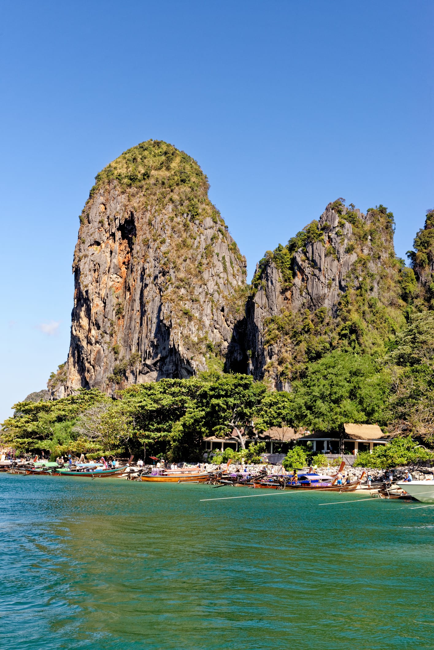 ตื่นตา! เที่ยวกระบี่มิติใหม่ “ล่องเรือครุยส์” ชมพระอาทิตย์ตกกลางทะเลสุดฟิน