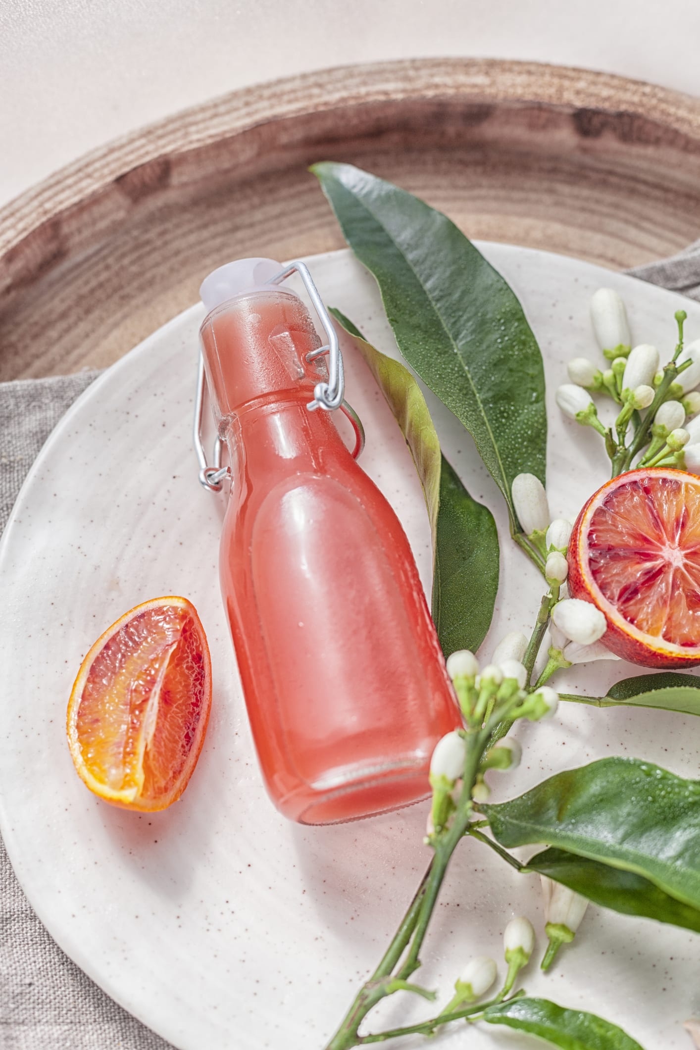 خاص للنساء ...فوائد ماء الزهر والنشا للوجه