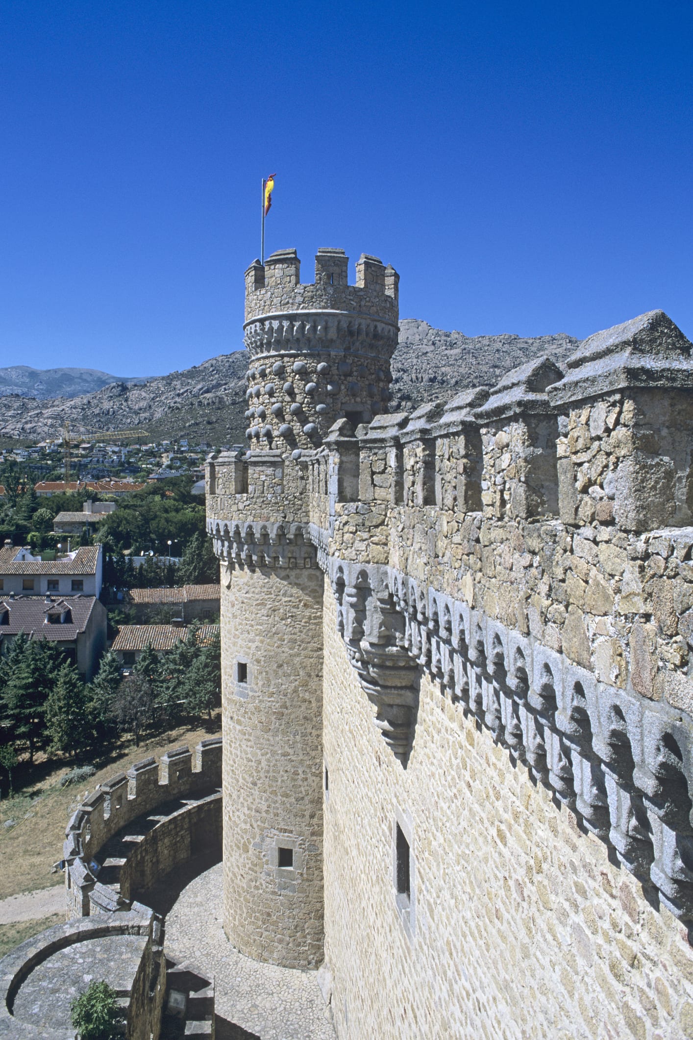 El precioso pueblo medieval a menos de una hora de Madrid que tiene uno de los castillos mejor conservados del país