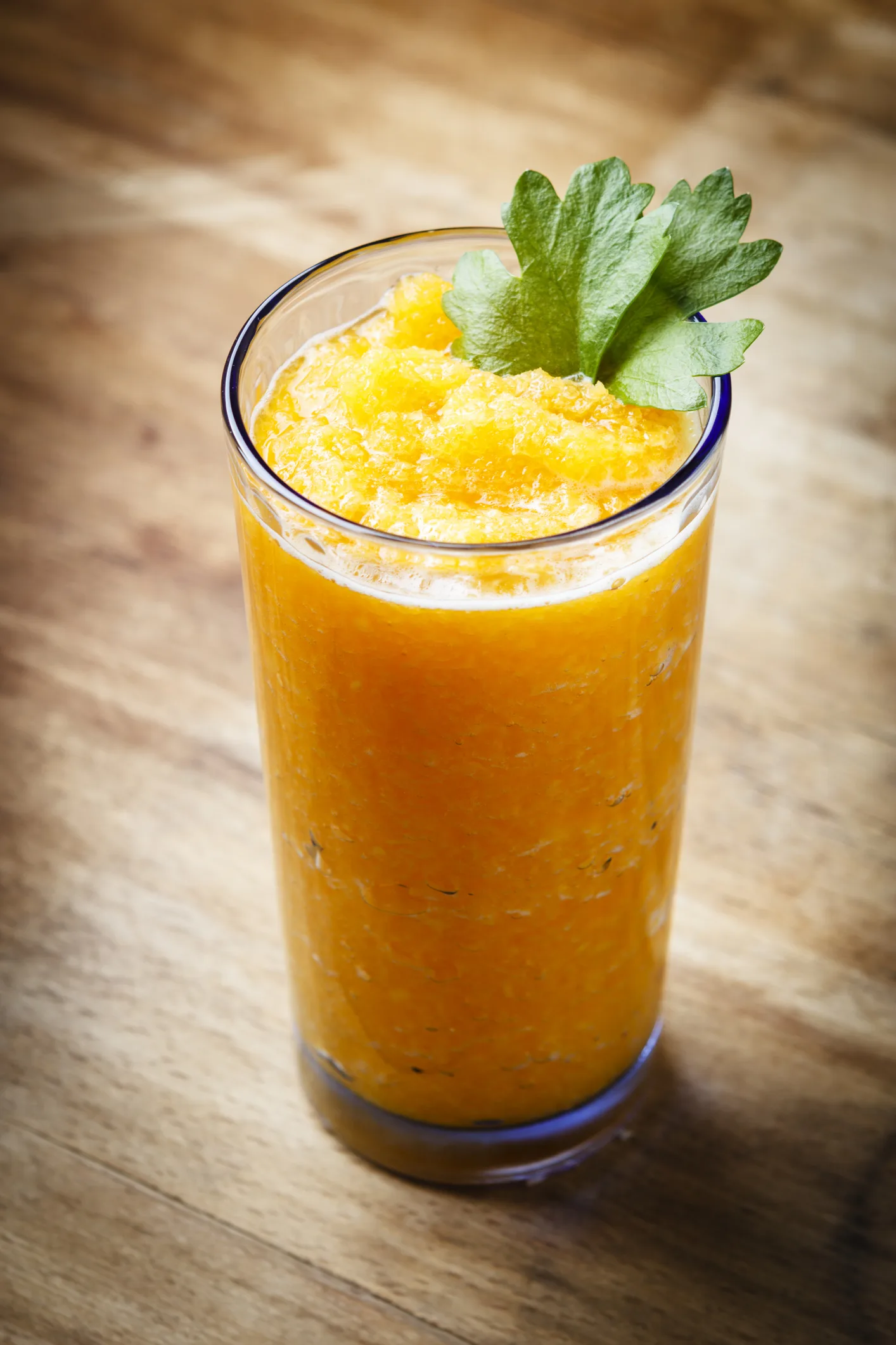 ¿Qué beneficios tiene el jugo de naranja con apio?