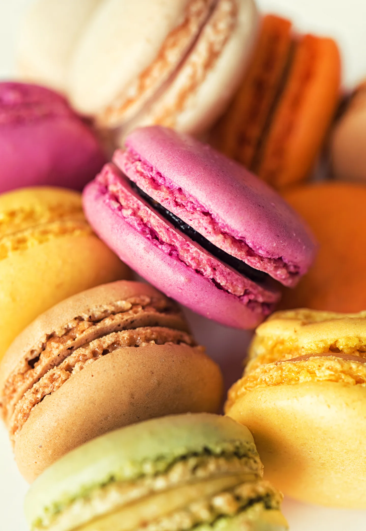 Amaretti, maccheroni e macaron, la storia segreta dei pasticcini di mandorle