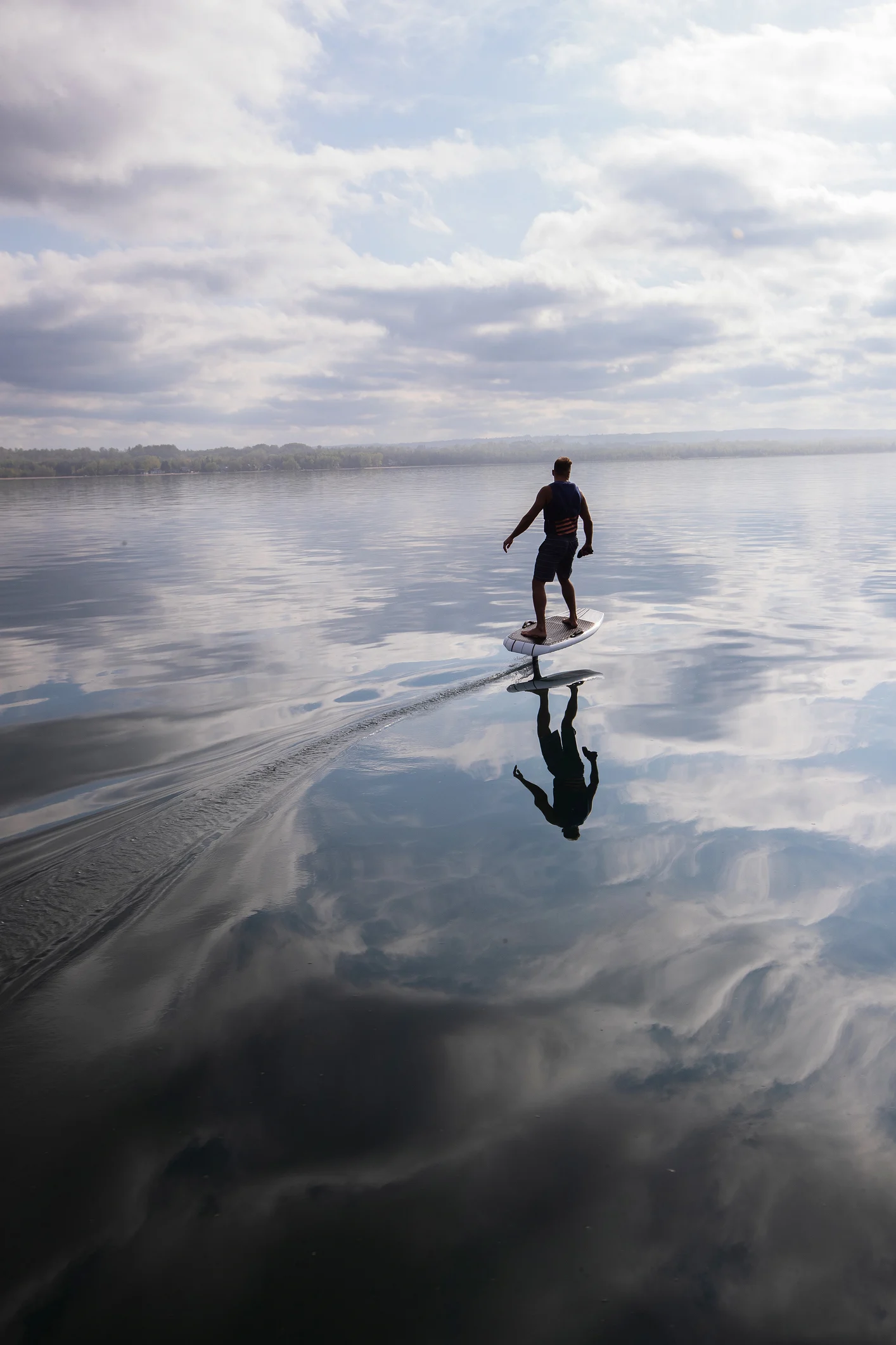 La tabla de surf eléctrica que permite practicar incluso cuando no hay olas