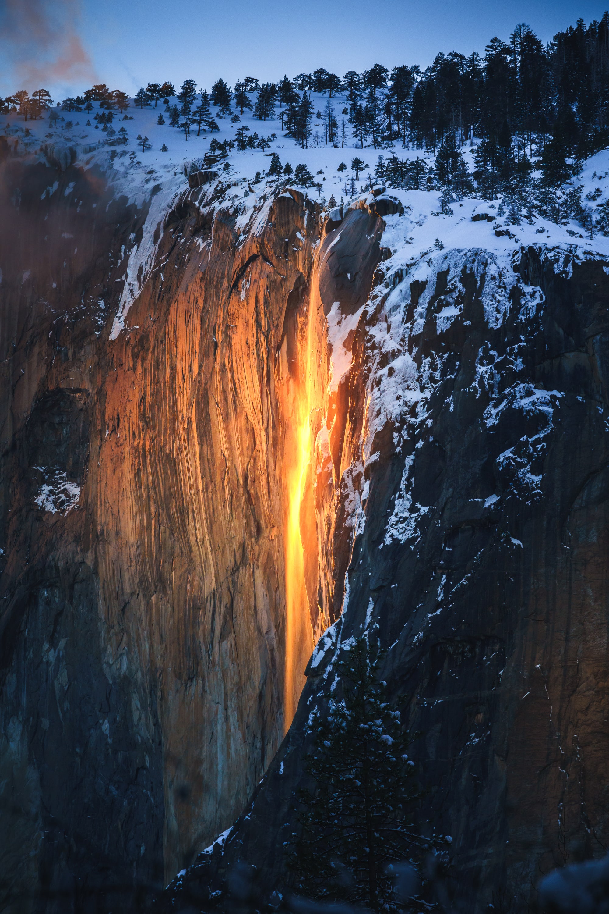 Ce photographe immortalise l'instant magique où une chute d'eau du Yosemite semble se changer en cascade de lave