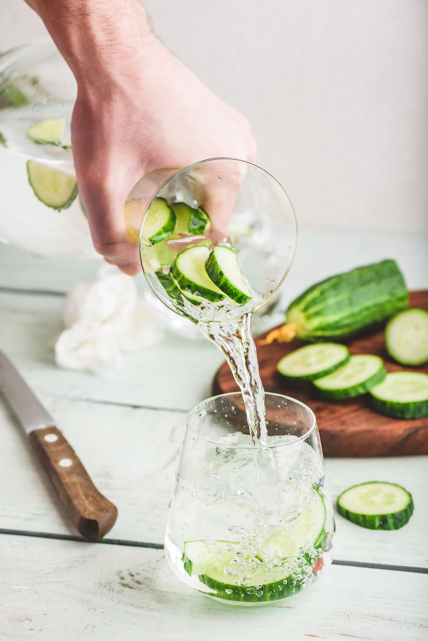 ¿Cómo hacer agua detox de pepino con limón y chía? Receta y beneficios
